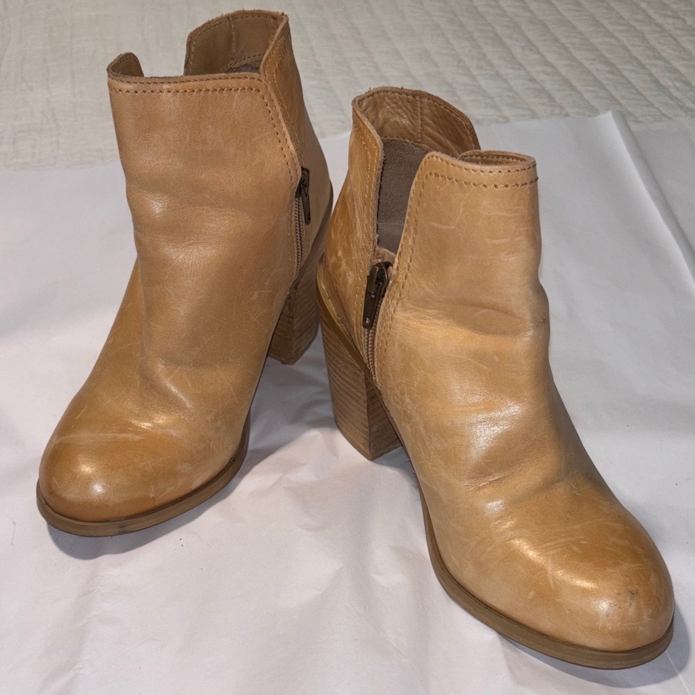 Kenneth Cole Reaction Camel Brown Ankle Booties